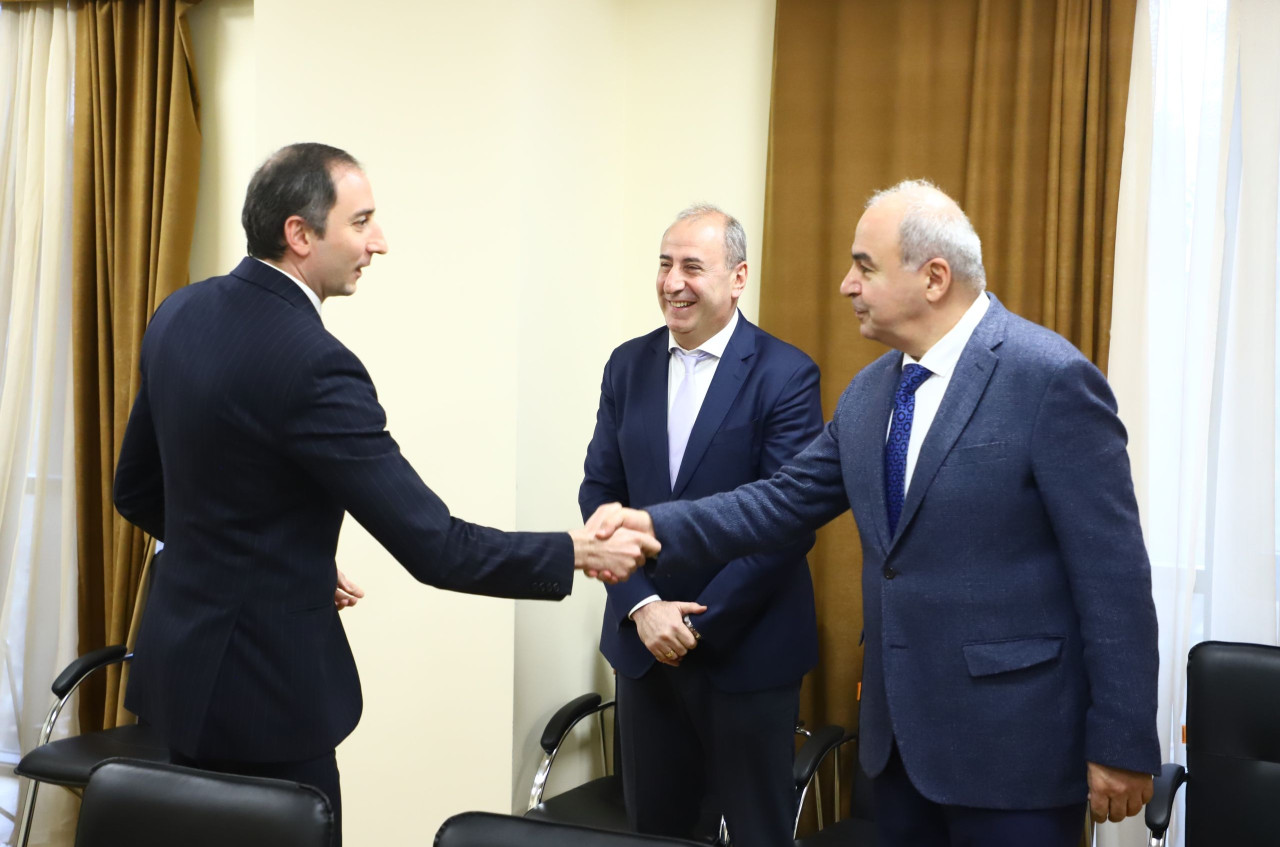 Министр Роберт Хачатрян и посол Грузии Гиоргий Шарвашидзе обсудили широкий спектр вопросов отраслевого сотрудничества