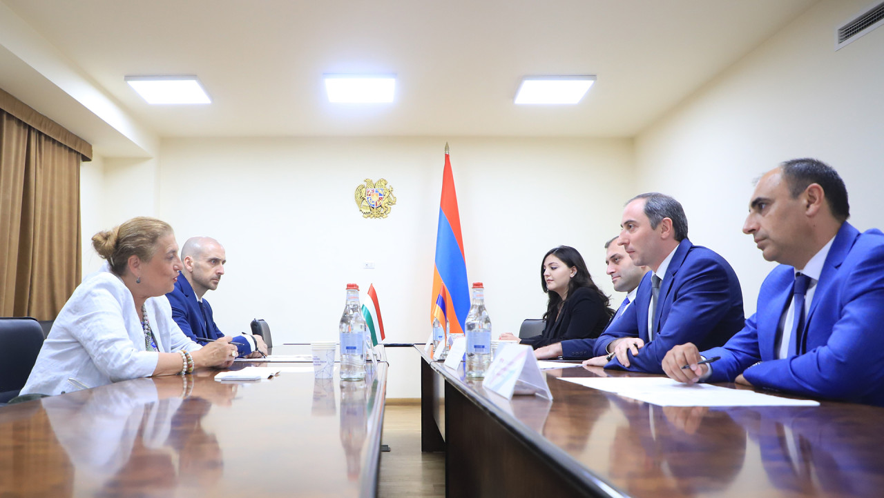 Minister Robert Khachatryan received the ambassador of Hungary