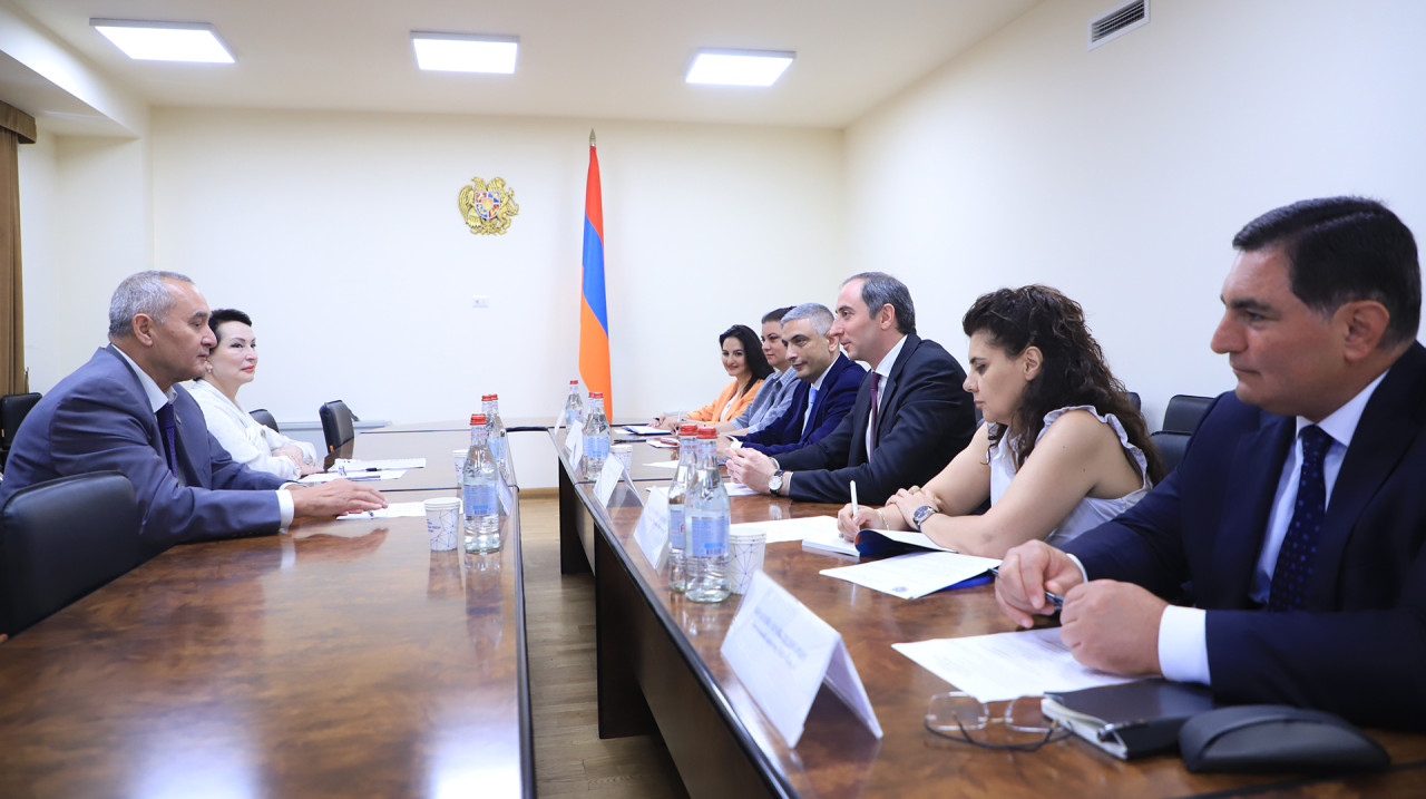 Minister Robert Khachatryan received the leadership of the RCC