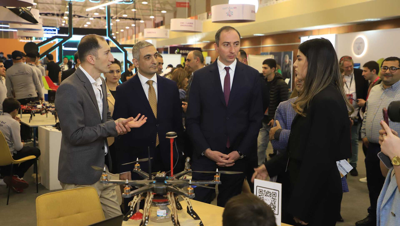 “DigiTec23”: Minister Robert Khachatryan visited the technology exhibition
