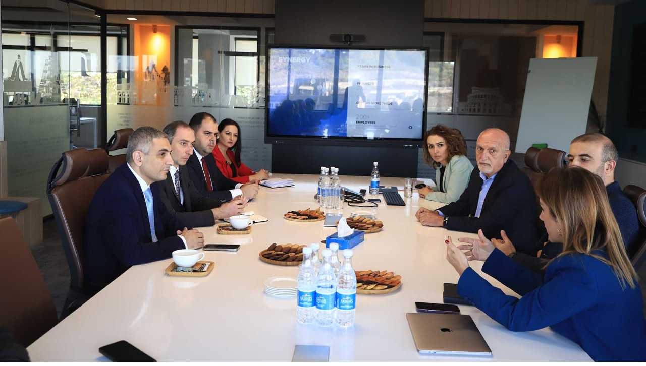 Министр Роберт Хачатрян посетил компанию «Synergy International Systems»