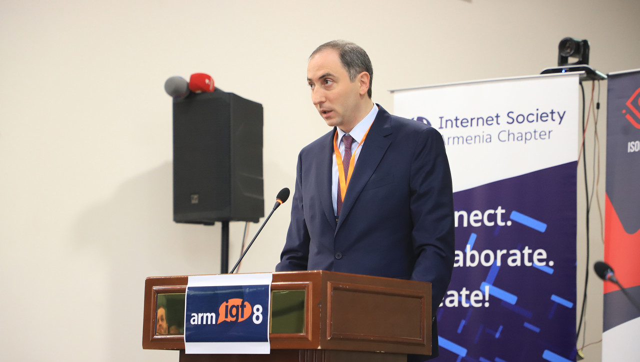 Министр Роберт Хачатрян принял участие в 8-м Армянском форуме по интернет-управлению