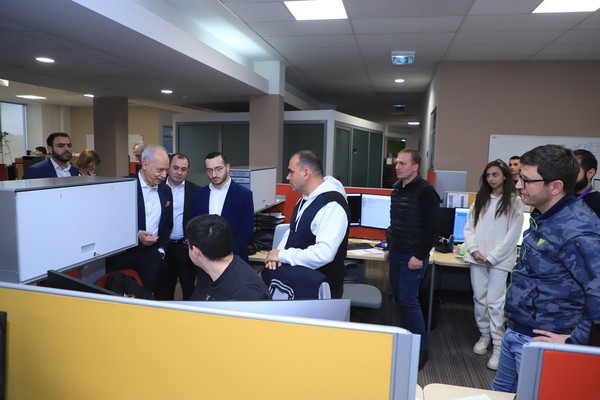 Министр Мхитар Айрапетян посетил компанию «Синопсис Армения»