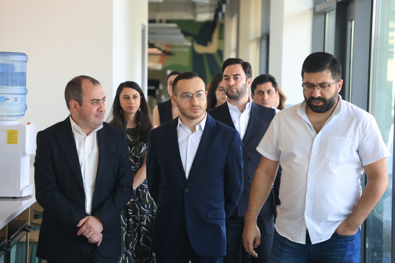 Emphasizing the importance of public-private partnership, Mkhitar Hayrapetyan visited ADOBE\'s Armenian Office  